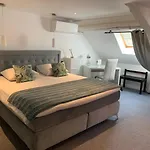 Au Cheval Blanc Hotel 3*