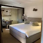 Au Cheval Blanc Hotel 3*