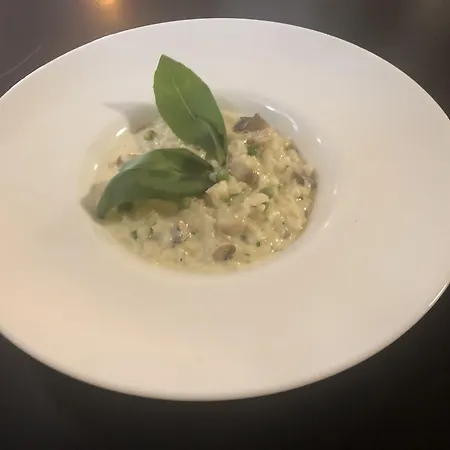 Au Cheval Blanc فندق