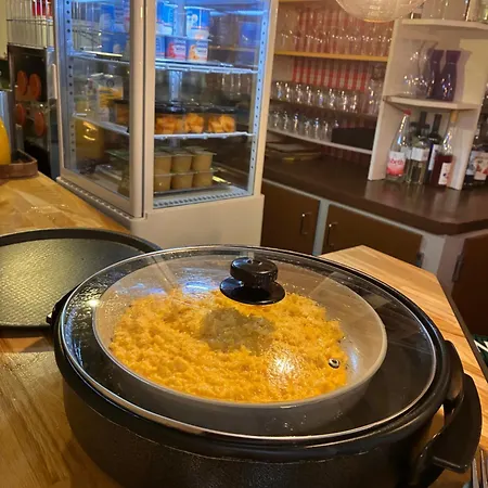 Au Cheval Blanc فندق 3*